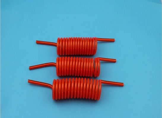 Jasny kolorowa elektryczna przedłużka kręcona, spiralny kabel zasilający